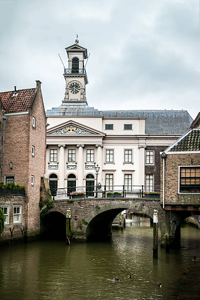 stary cityhall i kanał w dordrecht, holandia, europa - dordrecht zdjęcia i obrazy z banku zdjęć