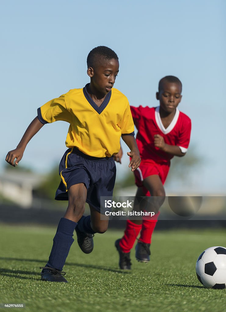Zwei kleine Jungs spielen Fußball - Lizenzfrei 14-15 Jahre Stock-Foto