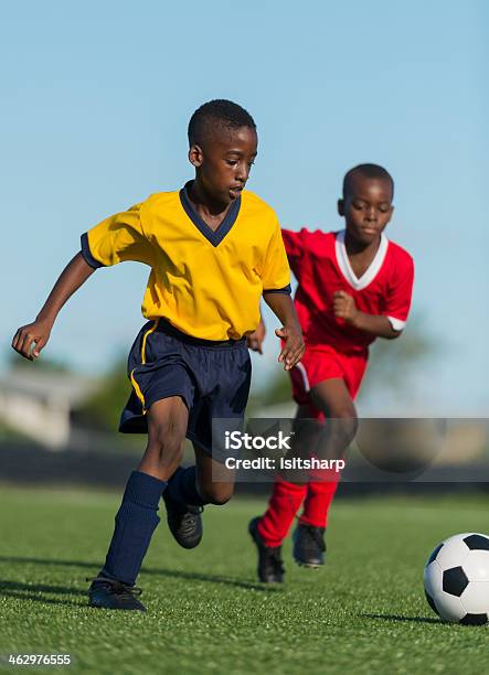 Zwei Kleine Jungs Spielen Fußball Stockfoto und mehr Bilder von 14-15 Jahre - 14-15 Jahre, Rennen - Körperliche Aktivität, Zwei Personen