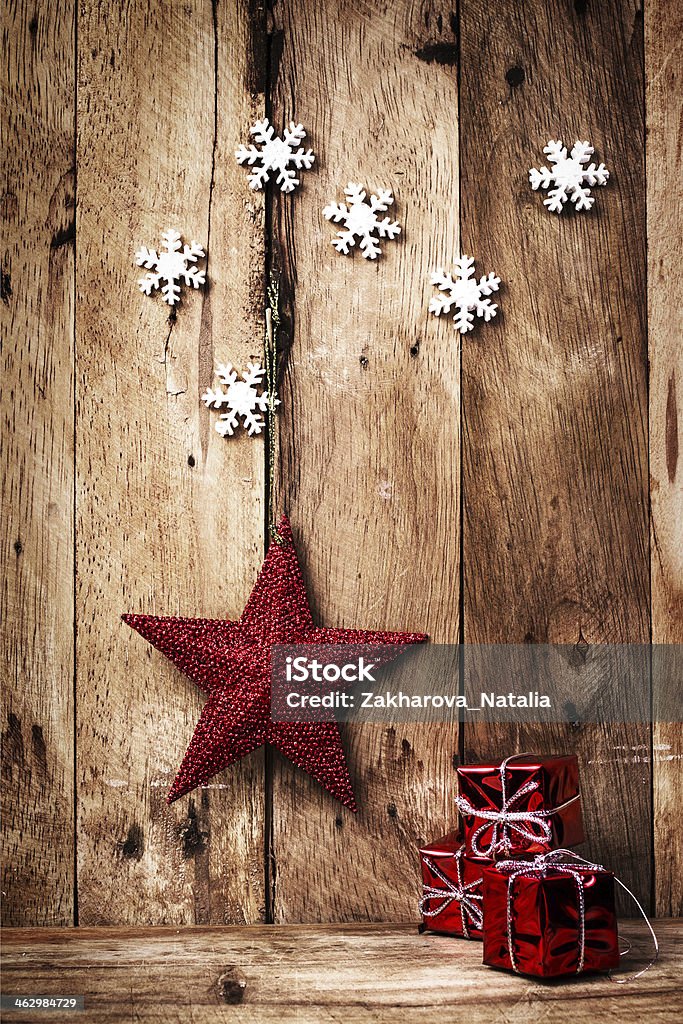 Fundo vermelho de Natal com estrelas e neve na old de madeira - Foto de stock de Abstrato royalty-free