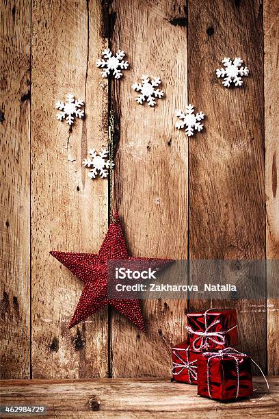 Foto de Fundo Vermelho De Natal Com Estrelas E Neve Na Old De Madeira e mais fotos de stock de Abstrato