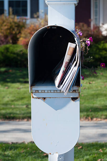 boîte postale avec le journal et de lettres - box package delivering mail photos et images de collection