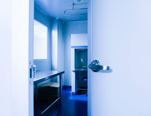 Meia-porta aberta, dentro do laboratório show - foto de acervo