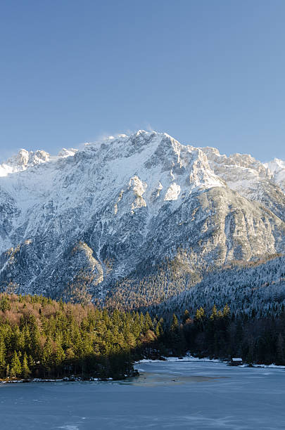 lautersee mittenwald に潜む凍った湖 - lautersee lake ストックフォトと画像