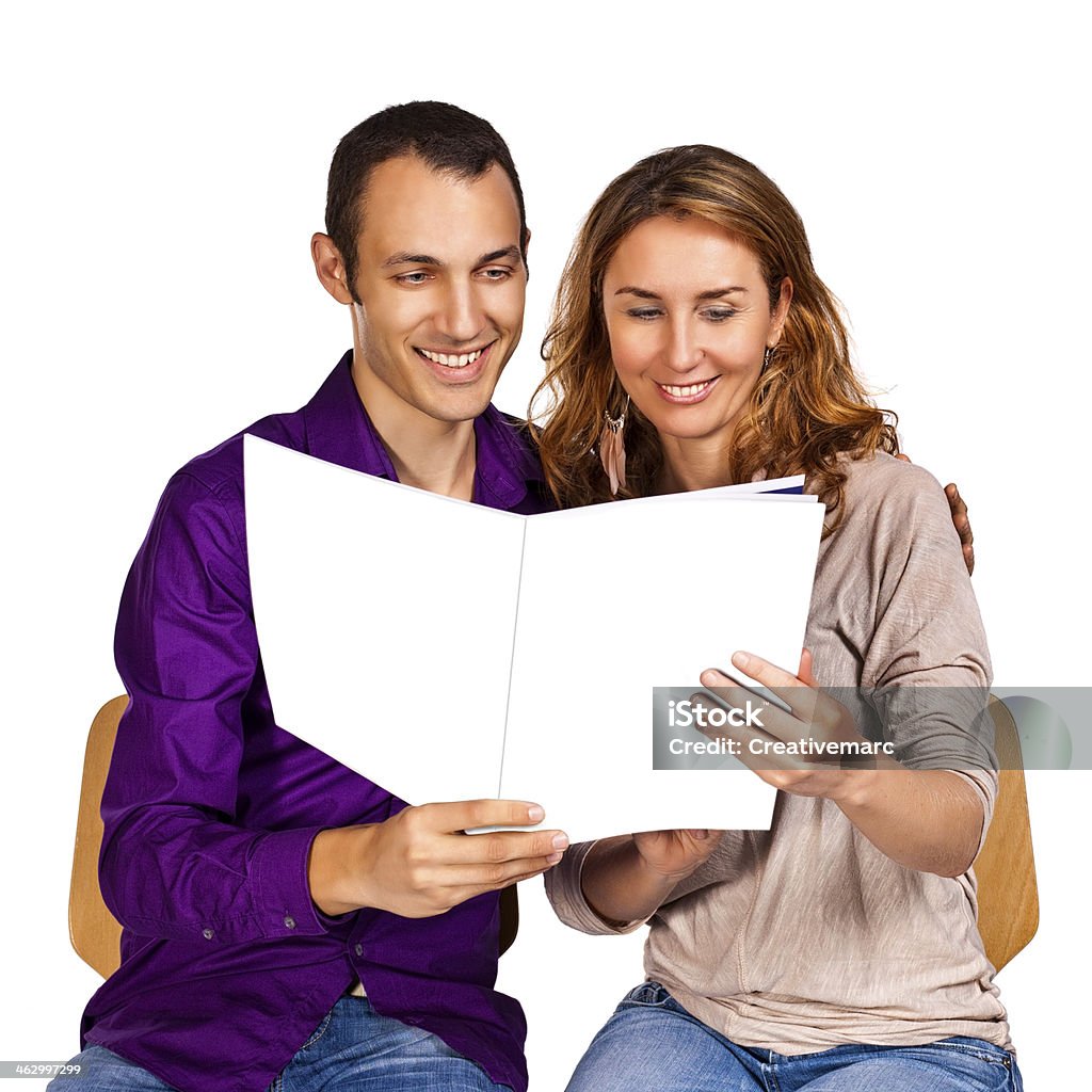 Junges Paar in Liebe zusammen eine Broschüre lesen - Lizenzfrei Zwei Personen Stock-Foto