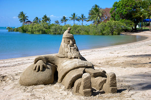 Santa castillos de arena en la figura en la playa - foto de stock