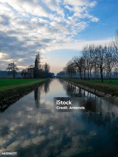 Abbandonati Chiesa E Alberi Su Un Fiume - Fotografie stock e altre immagini di Abbandonato - Abbandonato, Acqua, Acqua fluente