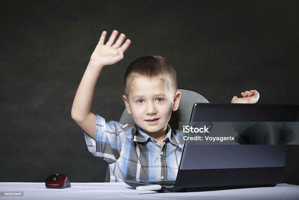 Triumphing criança com um computador portátil - Royalty-free 6-7 Anos Foto de stock