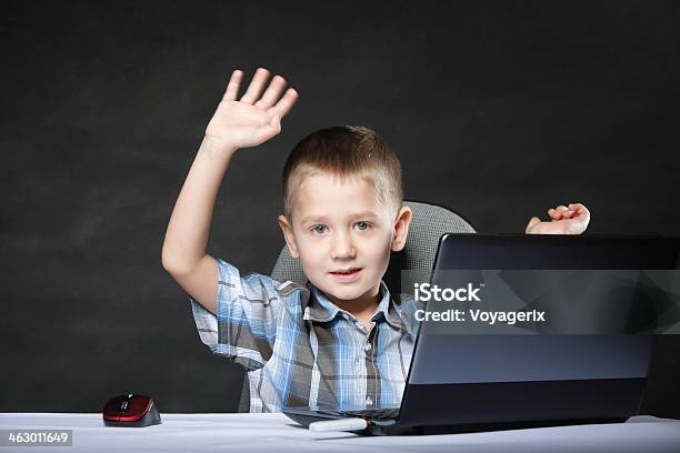 Foto de Triumphing Criança Com Um Laptop e mais fotos de stock de 6-7 Anos - 6-7 Anos, Alegria, Aluno de Jardim de Infância