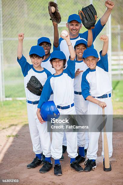 Little League Foto de stock y más banco de imágenes de Pelota de béisbol - Pelota de béisbol, Campeonato deportivo juvenil, Fotografía - Imágenes