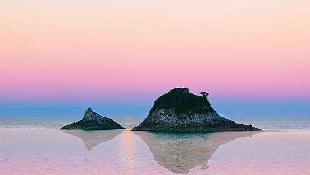 Islands sunset Islands off hahei beach in new zealand coromandel peninsula stock pictures, royalty-free photos & images