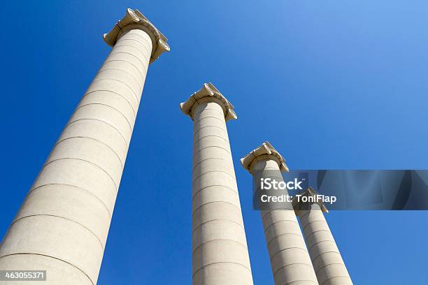 Quatro Colunas Barcelona Branco - Fotografias de stock e mais imagens de Azul - Azul, Exterior de edifício, Quatro Objetos