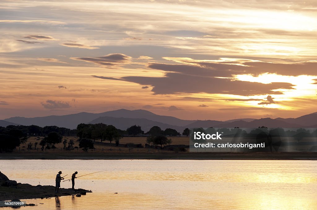 Deux hommes à la pêche dans le lac au coucher du soleil-deux - Photo de Activité libre de droits