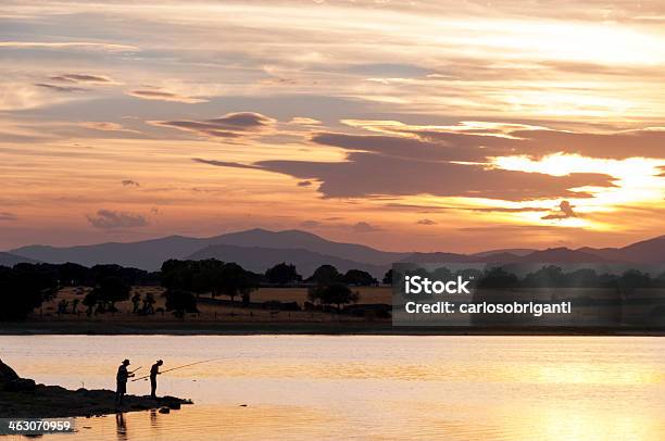 두 남자 낚시는요 호수 At 해질녘까지 2 2명에 대한 스톡 사진 및 기타 이미지 - 2명, 강, 고요한 장면
