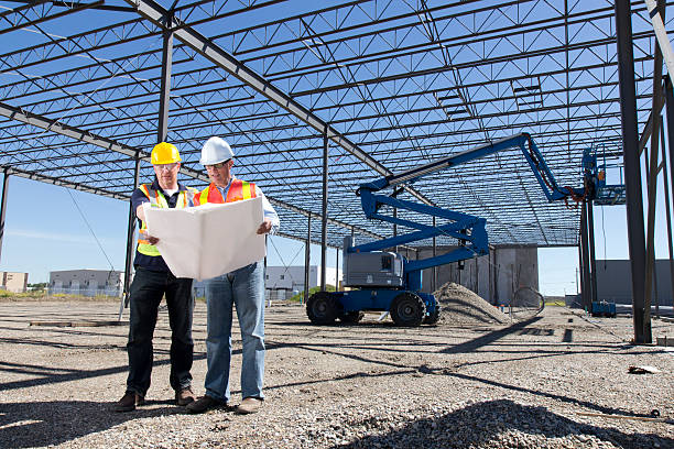 pracowników budowlanych i stalowe ramy budynek - hand sign stop gesture talking discussion zdjęcia i obrazy z banku zdjęć