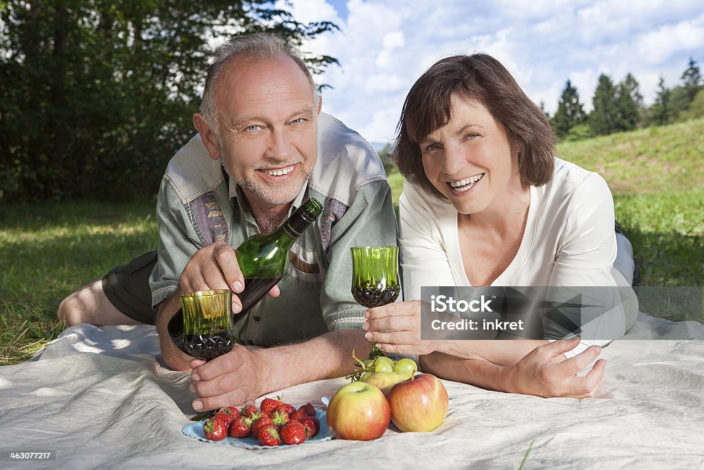 Romantisches Picknick an einem hellen, sonnigen Tag - Lizenzfrei Erdbeere Stock-Foto