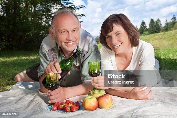 Romantisches Picknick An Einem Hellen Sonnigen Tag Stockfoto und mehr Bilder von Erdbeere