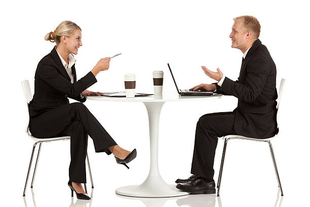улыбающегося бизнес-коллег, сидящая на стуле - talking chair two people sitting стоковые фото и изображения