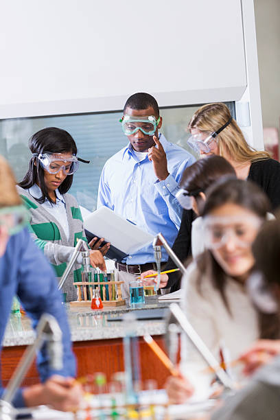 professor com grupo de alunos na aula de química - professor scientist chemistry teacher imagens e fotografias de stock