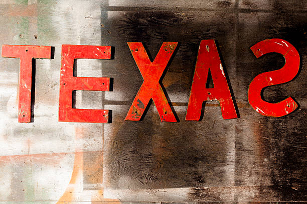 istock Signs: 'Texas' sign in red letters on wooden wall. 463085417