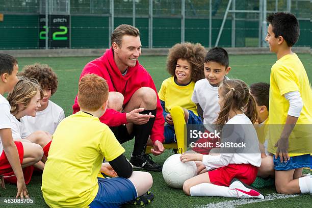 Bus Mit Jungen Spielern Stockfoto und mehr Bilder von Aktivitäten und Sport - Aktivitäten und Sport, Erwachsene Person, Europäischer Abstammung