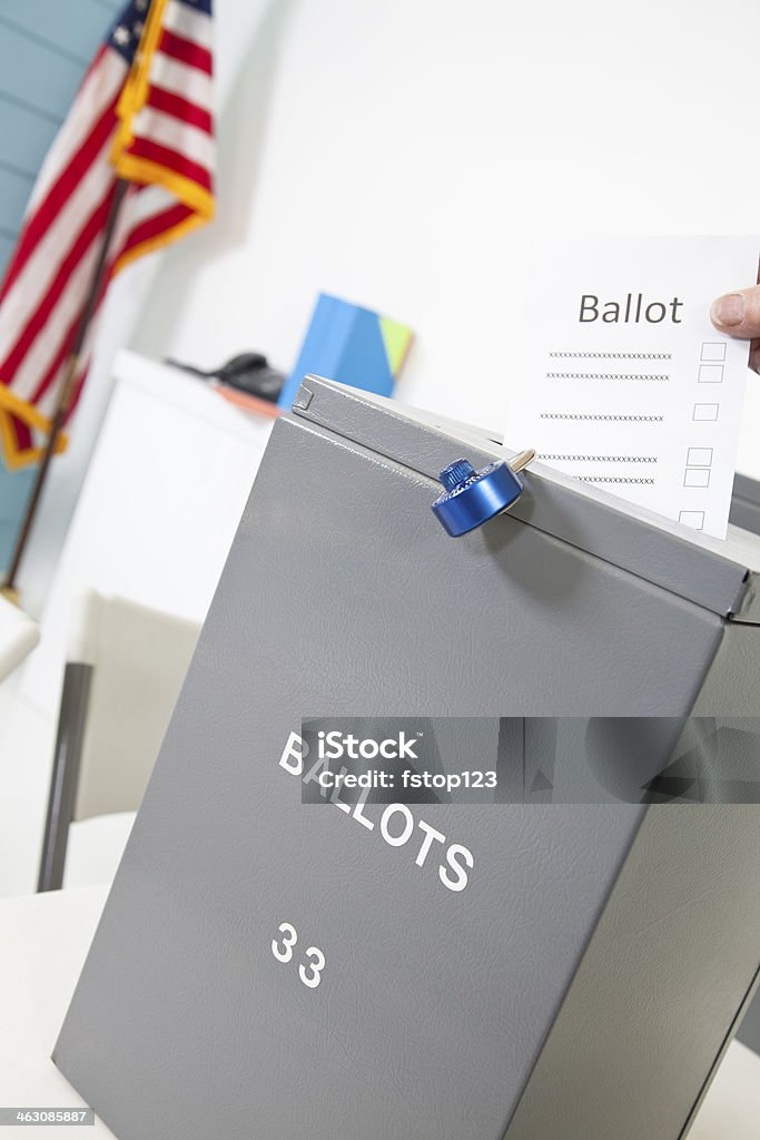 Политические выборы: Бюллетень Положите в коробку на pollling округом. - Стоковые фото Американская культура роялти-фри