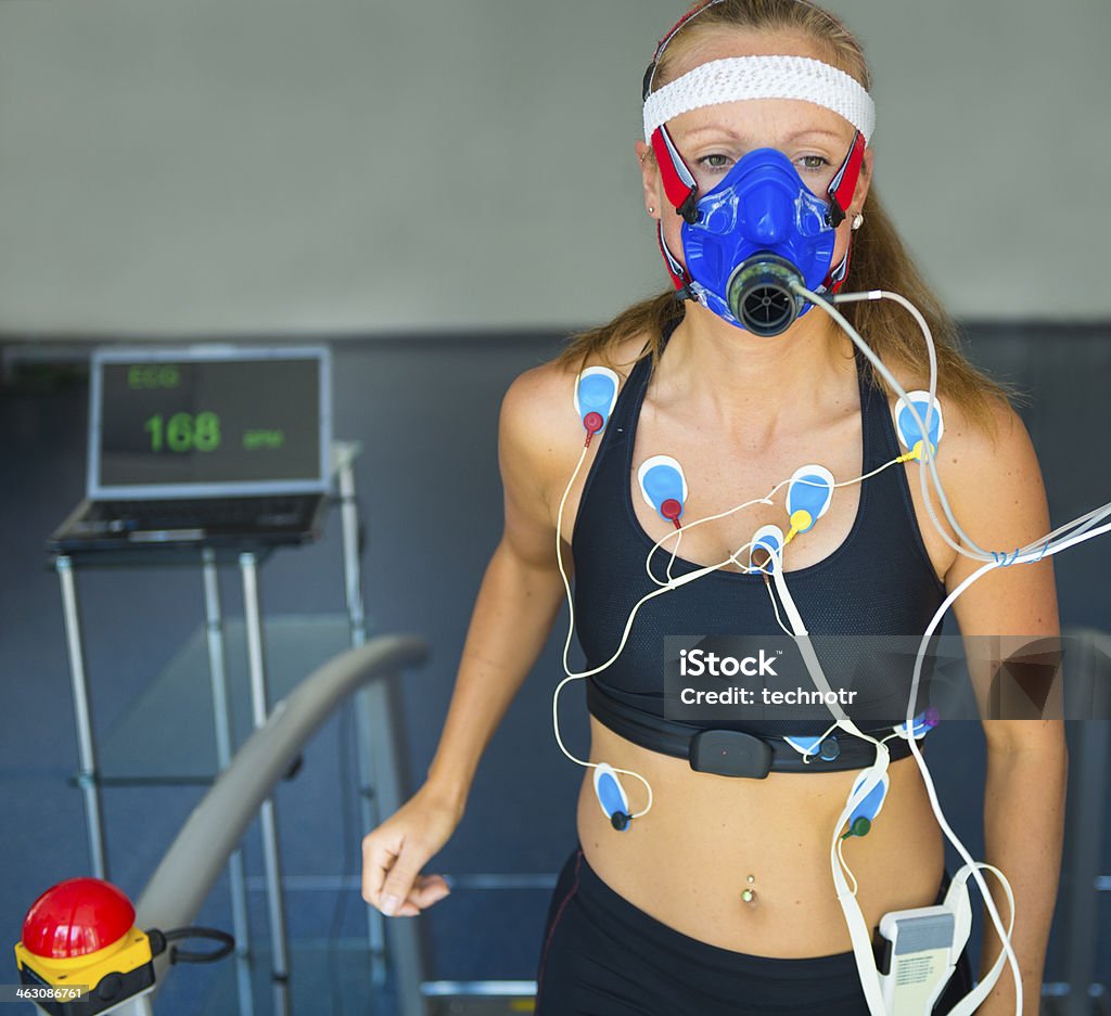 여성 운동 ECG 수행 및 VO2 테스트를 런닝머신 - 로열티 프리 과학 실험 스톡 사진