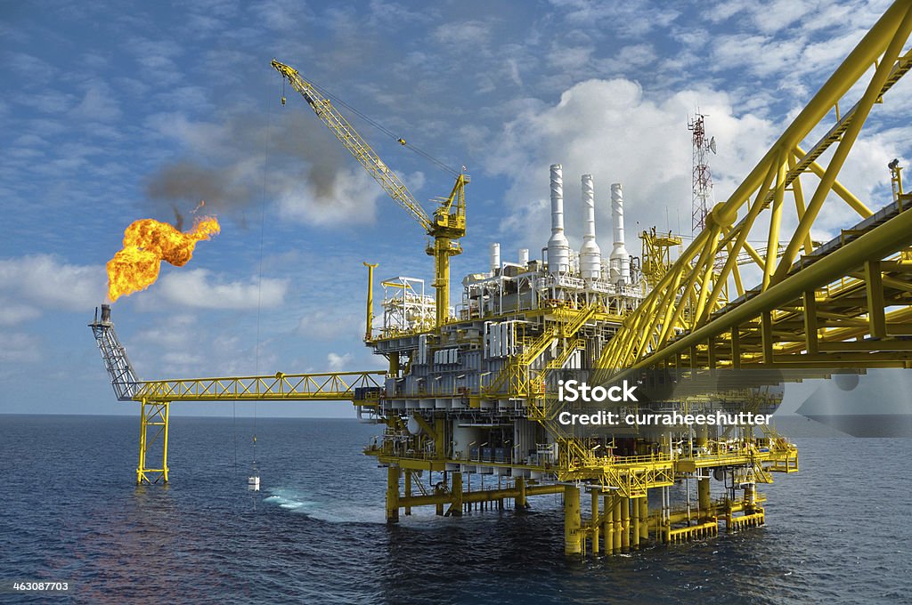 Öl- und gas-Plattform mit brennenden - Lizenzfrei Benzin Stock-Foto
