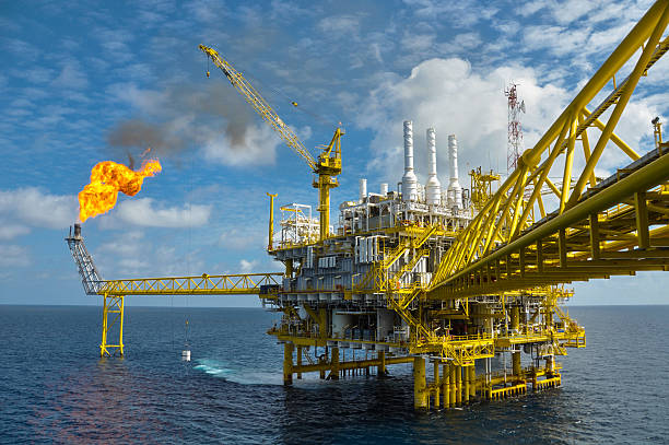 istock Oil and gas platform with burning 463087703