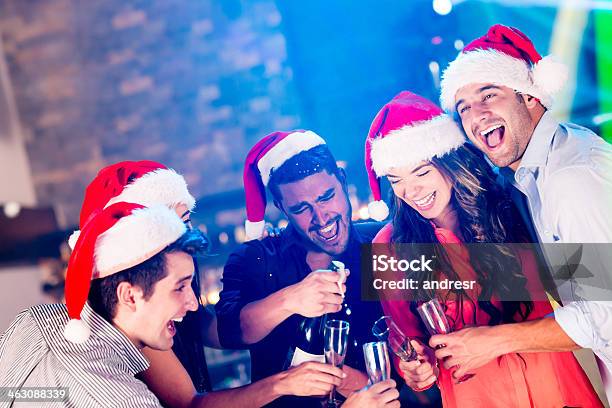 La Celebración De Navidad Foto de stock y más banco de imágenes de Hora feliz - Hora feliz, Navidad, Bar