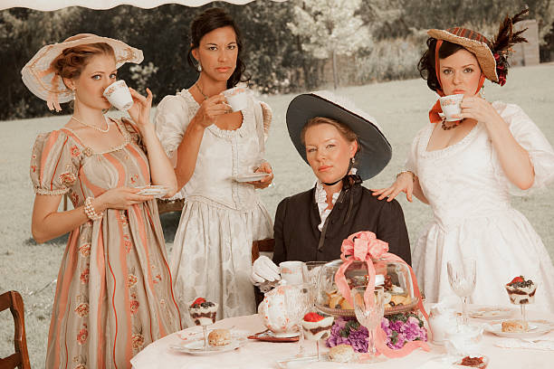 moda: estilo victoriano las mujeres tienen el té de la media tarde. - southern belle fotografías e imágenes de stock