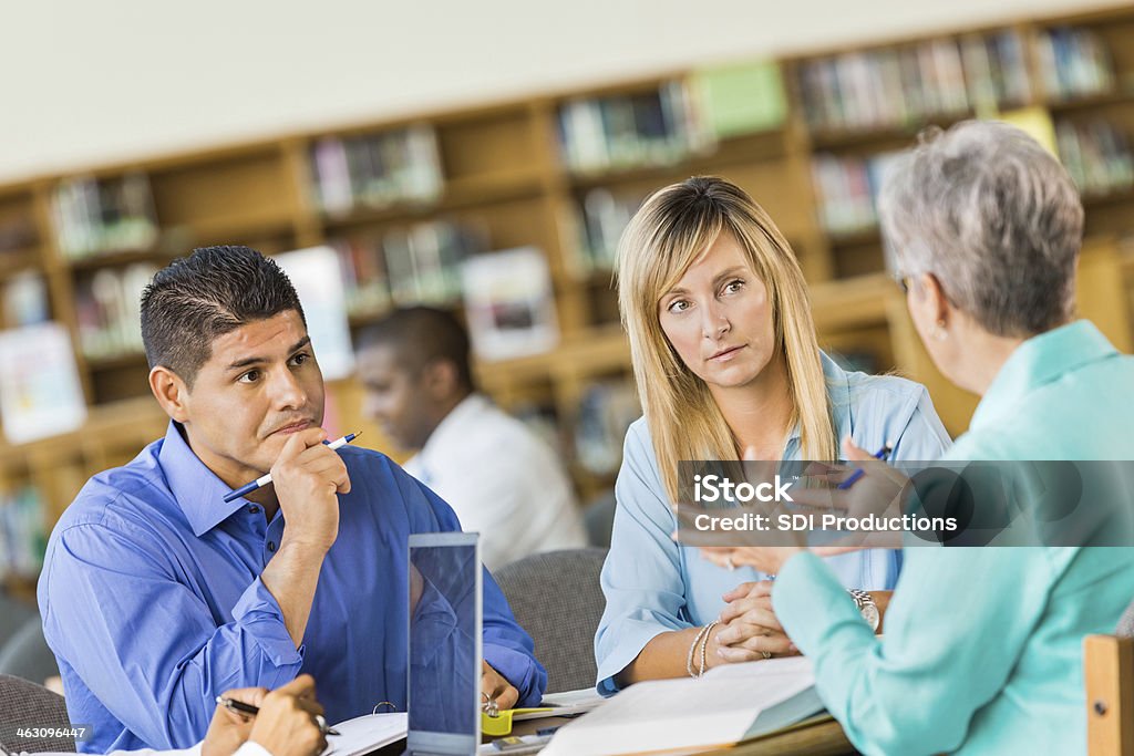 Vielfältige Arbeitszimmer Gruppe von Erwachsenen Weiterbildung - Lizenzfrei Buch Stock-Foto