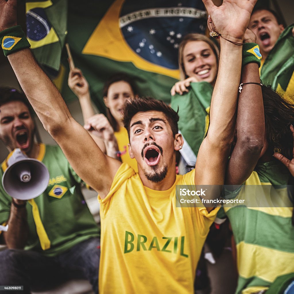 Gruppo di tifosi brasiliani a stadium - Foto stock royalty-free di Brasile