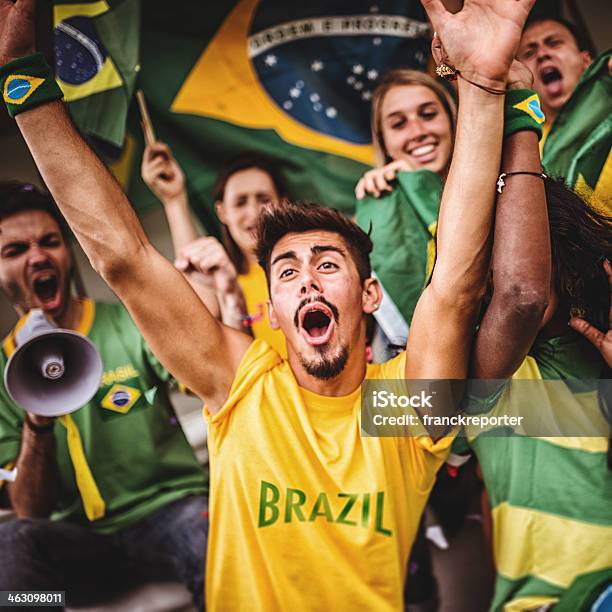 Gruppo Di Tifosi Brasiliani A Stadium - Fotografie stock e altre immagini di Brasile - Brasile, Calcio - Sport, Ventaglio