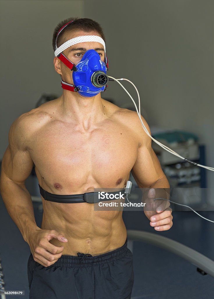 男性アスリートの ECG および Vo 2 テストの実施にトレッドミル - ランニングマシンのロイヤリティフリーストックフォト