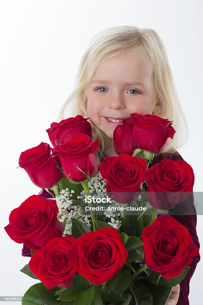 Feliz niña sosteniendo un ramo de flores. - Foto de stock de Agarrar libre de derechos