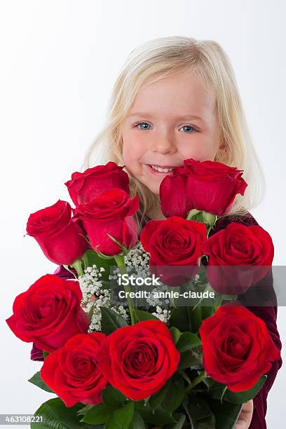 Feliz Niña Sosteniendo Un Ramo De Flores Foto de stock y más banco de imágenes de Agarrar - Agarrar, Alegre, Amor - Sentimiento
