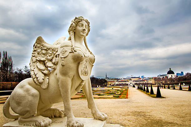 sphinx du belvédère, vienne - ancient past classic monument photos et images de collection