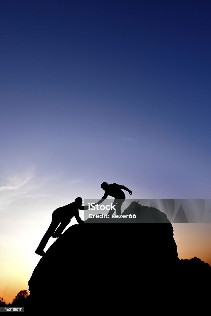 Силуэт руку между двумя альпинистов помогая - Стоковые фото Пешеходный туризм роялти-фри
