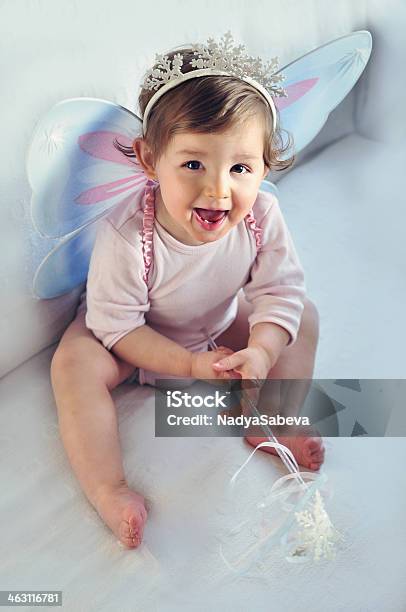 Sonriente Bebé Niña Princesa Foto de stock y más banco de imágenes de Bebé - Bebé, 0-11 meses, Alegre