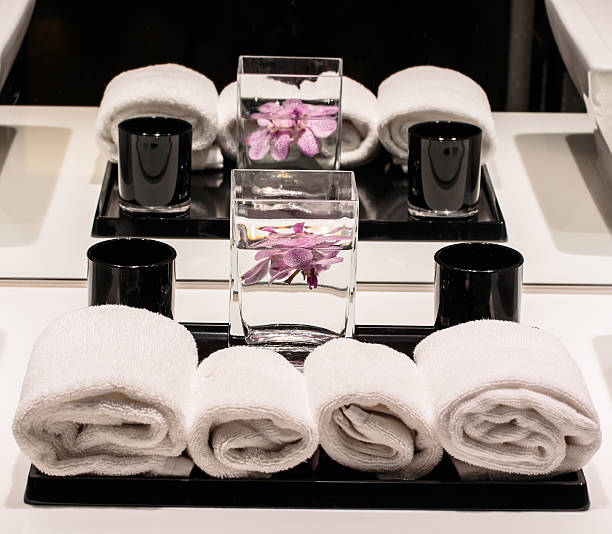 полотенце и орхидеи туалет фоне - buddhism zen like orchid stone стоковые фото и изображения
