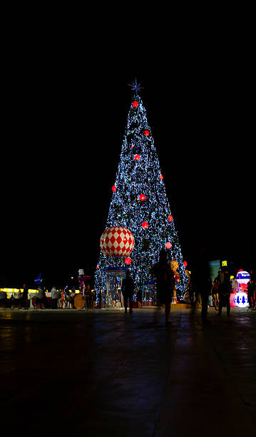 istock christmas tree in the night sky 463120345