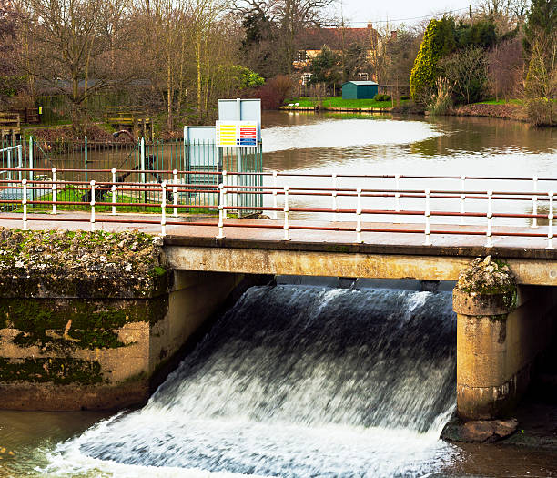 wier im yalding kent uk - yalding stock-fotos und bilder