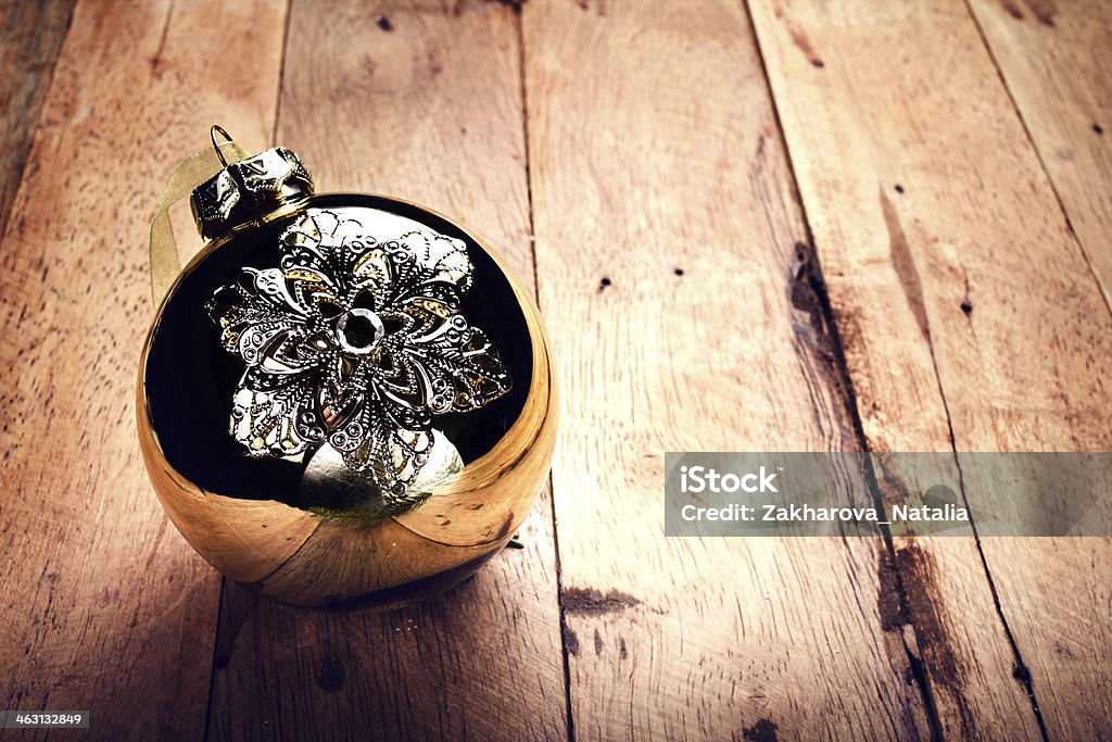 DECORACIÓN Vintage Navidad sobre fondo de madera. Bolas de oro - Foto de stock de Abeto libre de derechos