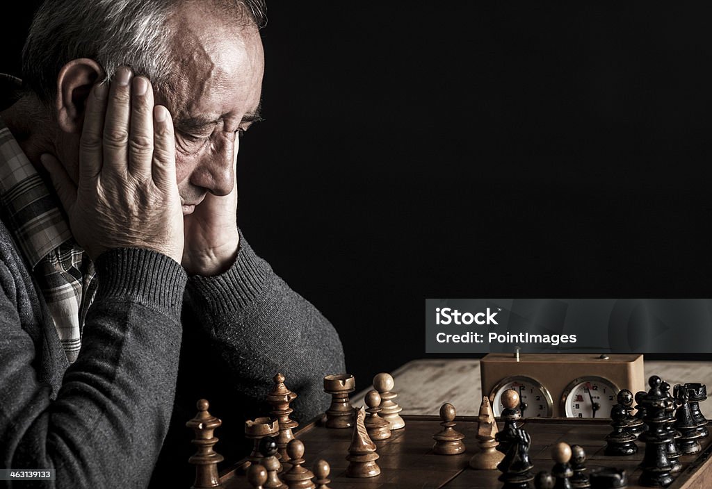 Senior Homme jouant aux échecs - Photo de 60-64 ans libre de droits