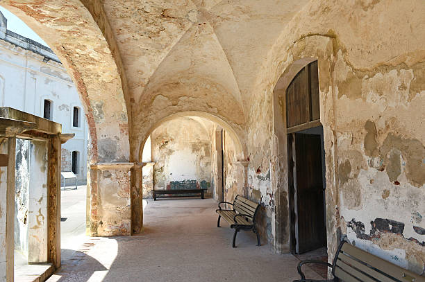 corredores com arcos no castillo de san cristobal - castillo de san cristobal - fotografias e filmes do acervo