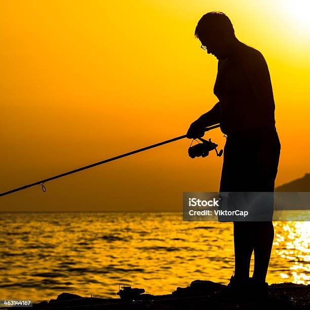 Fishermans Silhouette En La Playa Foto de stock y más banco de imágenes de Acantilado - Acantilado, Actividad, Actividades recreativas