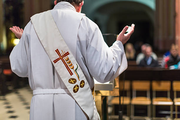 priester während einer hochzeitszeremonie/gottesdienste - priester stock-fotos und bilder