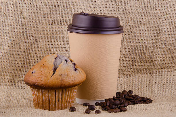 kawa i muffin z jagodami - coffee muffin take out food disposable cup zdjęcia i obrazy z banku zdjęć