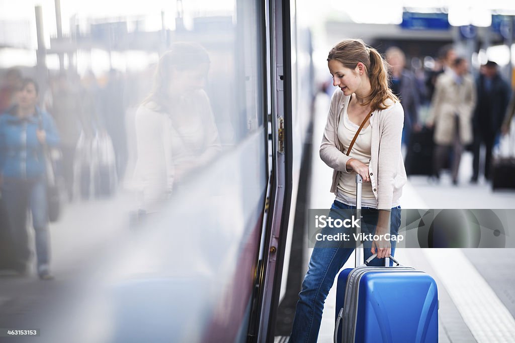 Bela jovem embarcar em um trem - Foto de stock de Adulto royalty-free